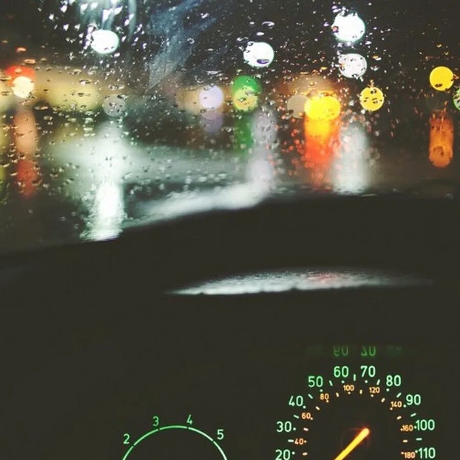 Хорошо в машине в дождь. Дождь машина руль. За рулем в дождь. Машина ночь дождь. Дождь на стекле машины ночью.