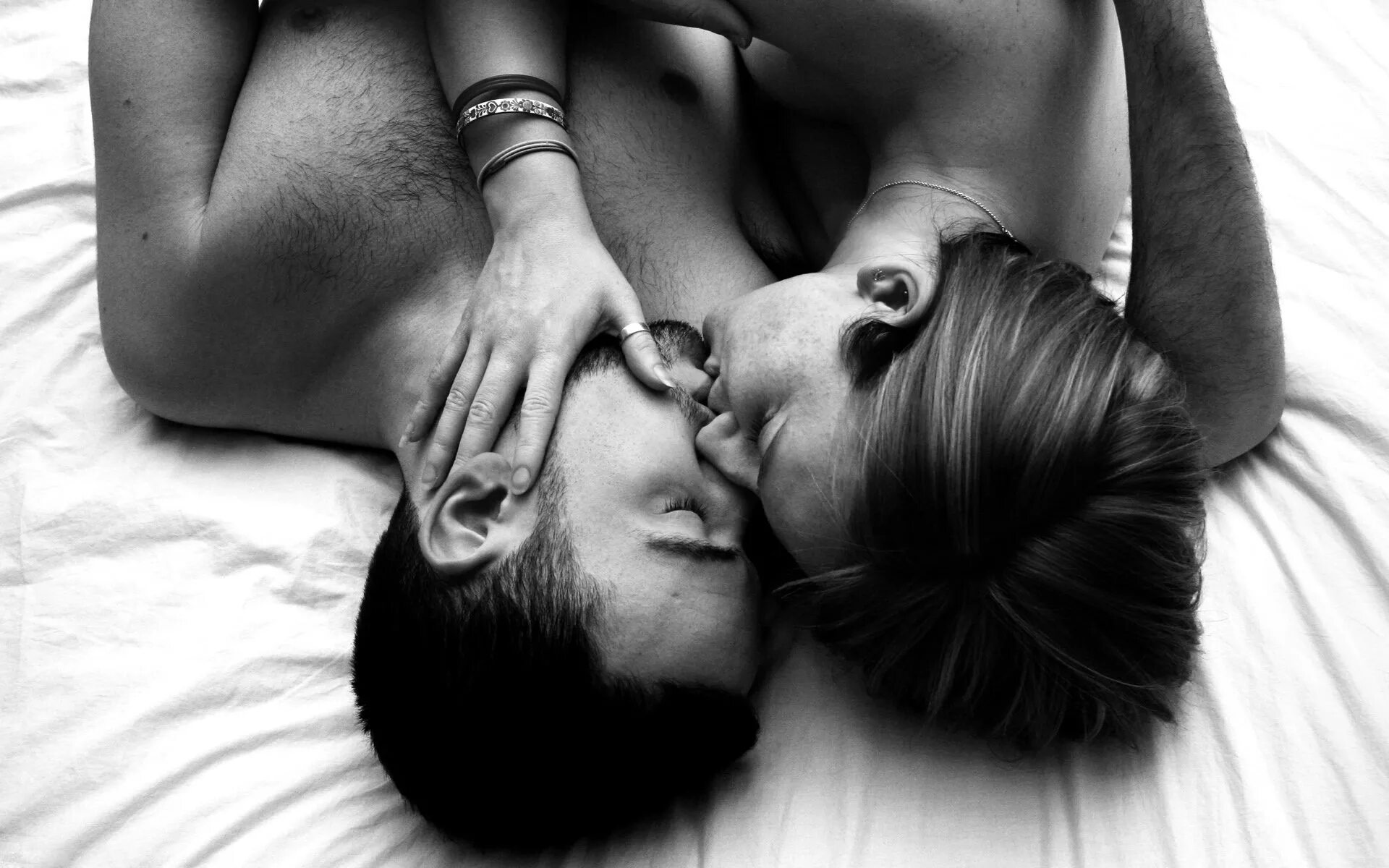 Возбуждение девушки мужчиной. Страсть. Страстные поцелуи. Поцелуй картинки. Поцелуй в постели.