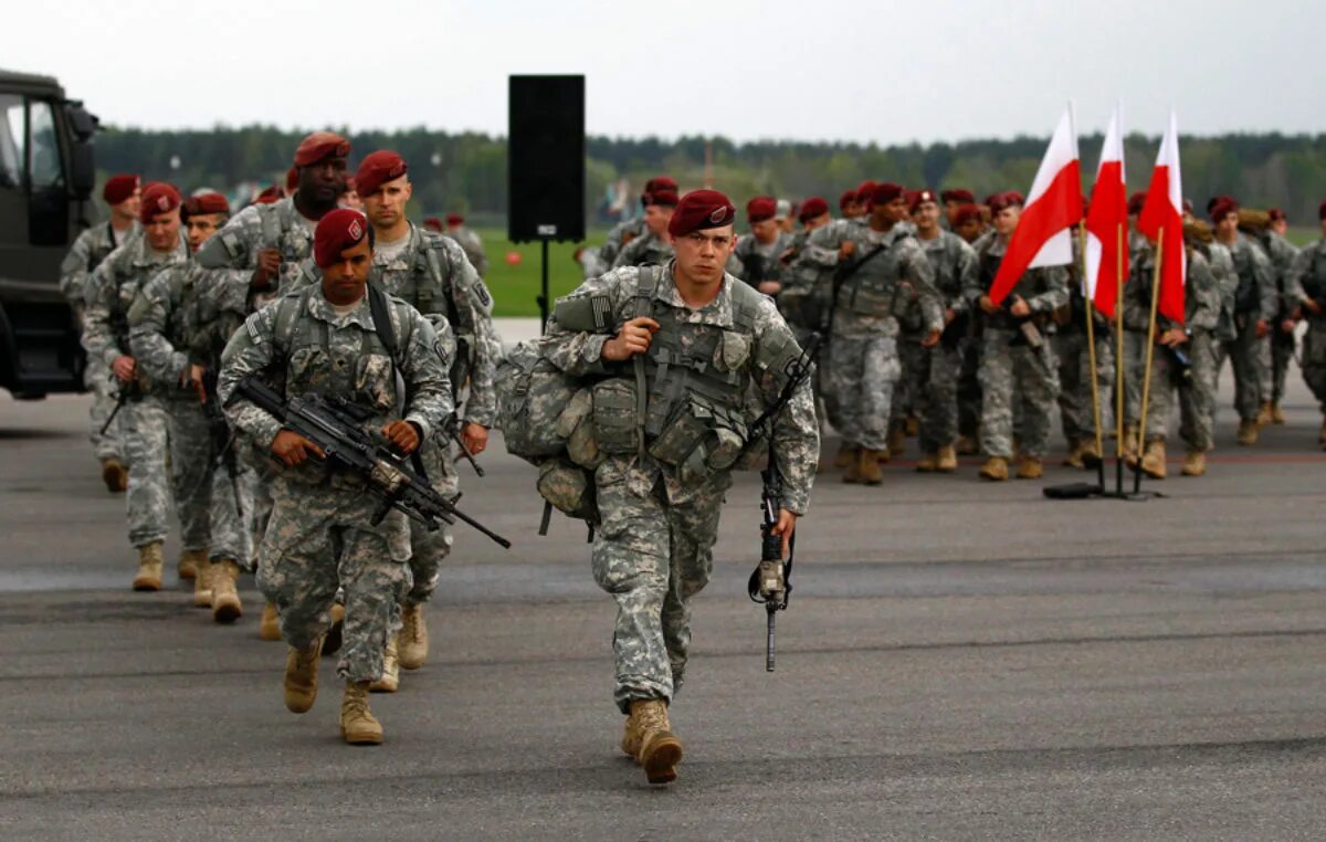 Польша находится в нато. Учения НАТО В Польше. Учения войск НАТО У границ РФ. Польский солдат НАТО. Солдаты НАТО В Польше.
