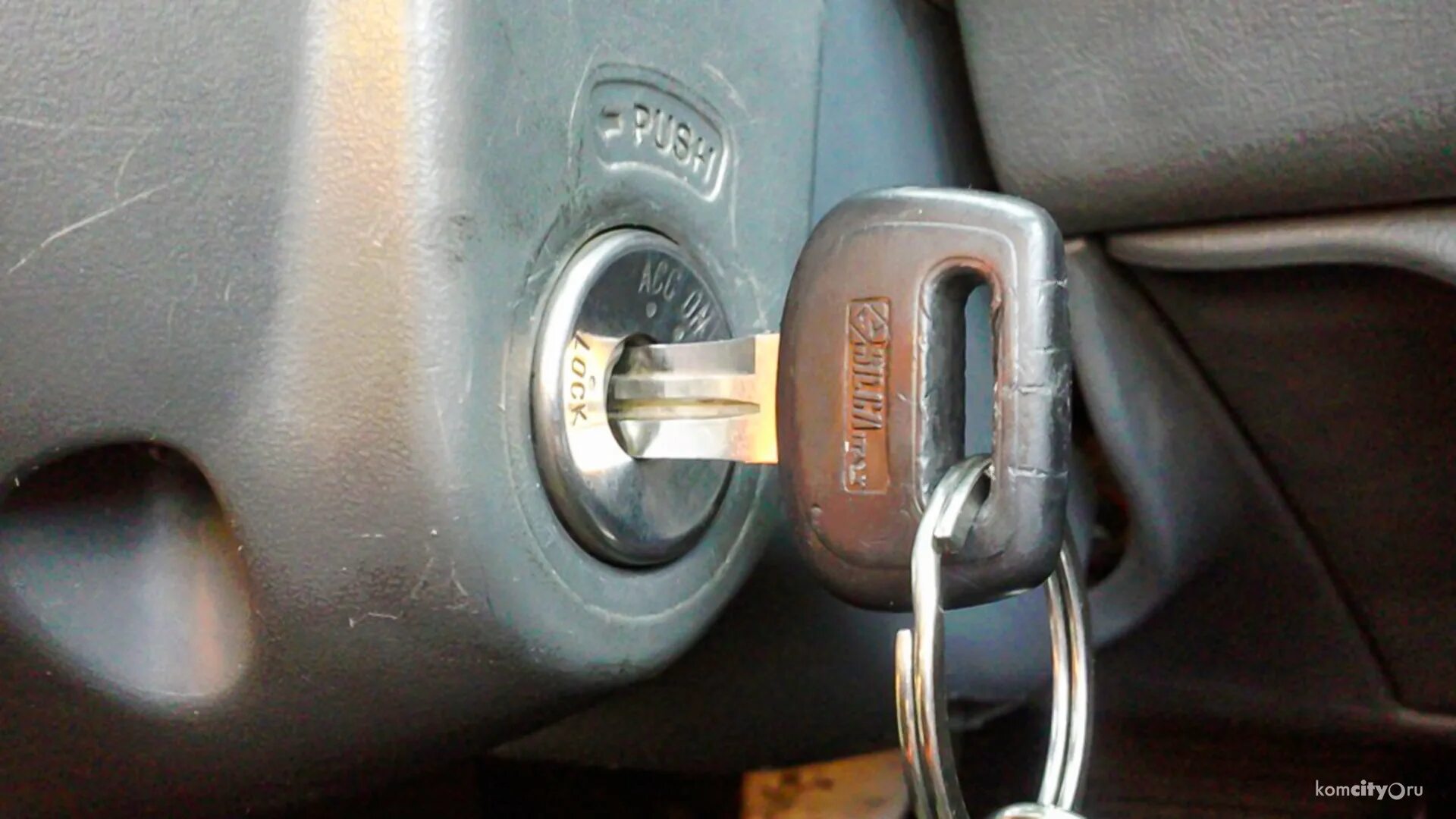 Ключи для машины. Ключ от хендай солярис 2021. Не поворачивается ключ в замке зажигания ваз 2110. Можно ли оставлять ключ в зажигании. Функции кнопок на ключе зажигания лок.