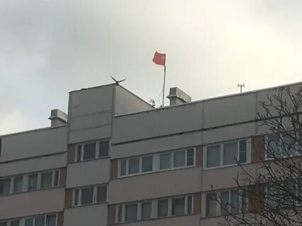 Флаг на крыше дома