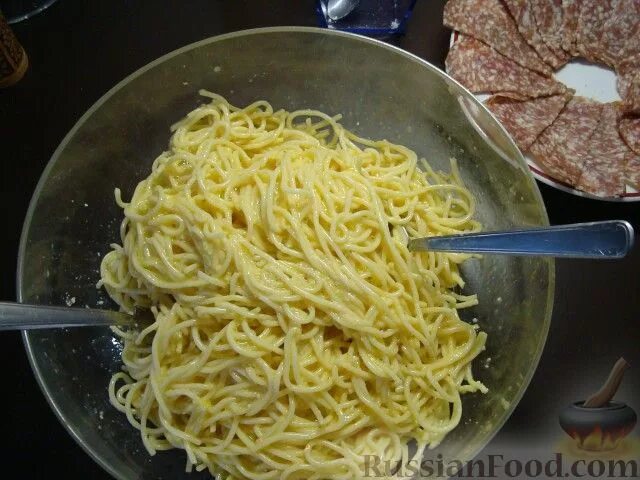 Макароны с колбасой и яйцом на сковороде. Паста с омлетом. омлет с макаронами. омлет с макаронами на сковороде. яичница с макаронами.