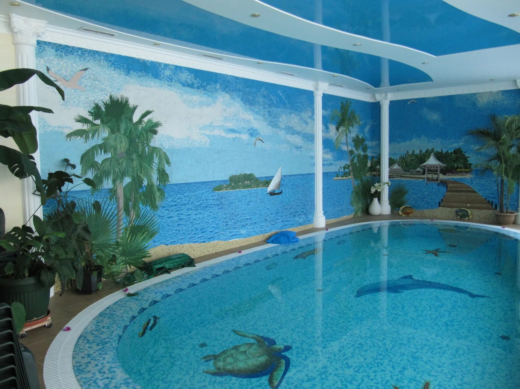 Бассейн в доме. Отделка бассейна. Отделка помещения бассейна. Отделка помещения бассейна. Интерьер бассейна.