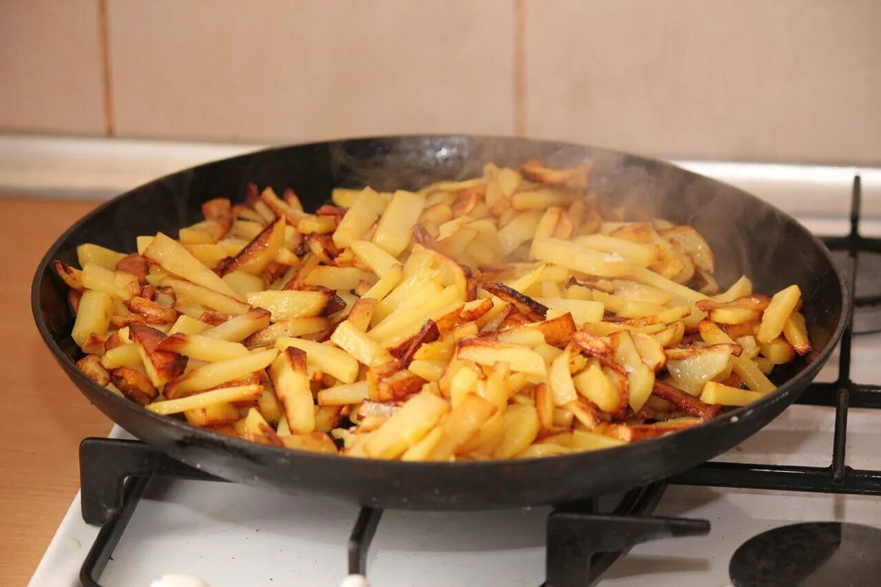 Приготовить пожарить картошку. Jarenaia kartoshka. Жареный картофель. Картошка на сковородке. Жареная картошка на сковороде.