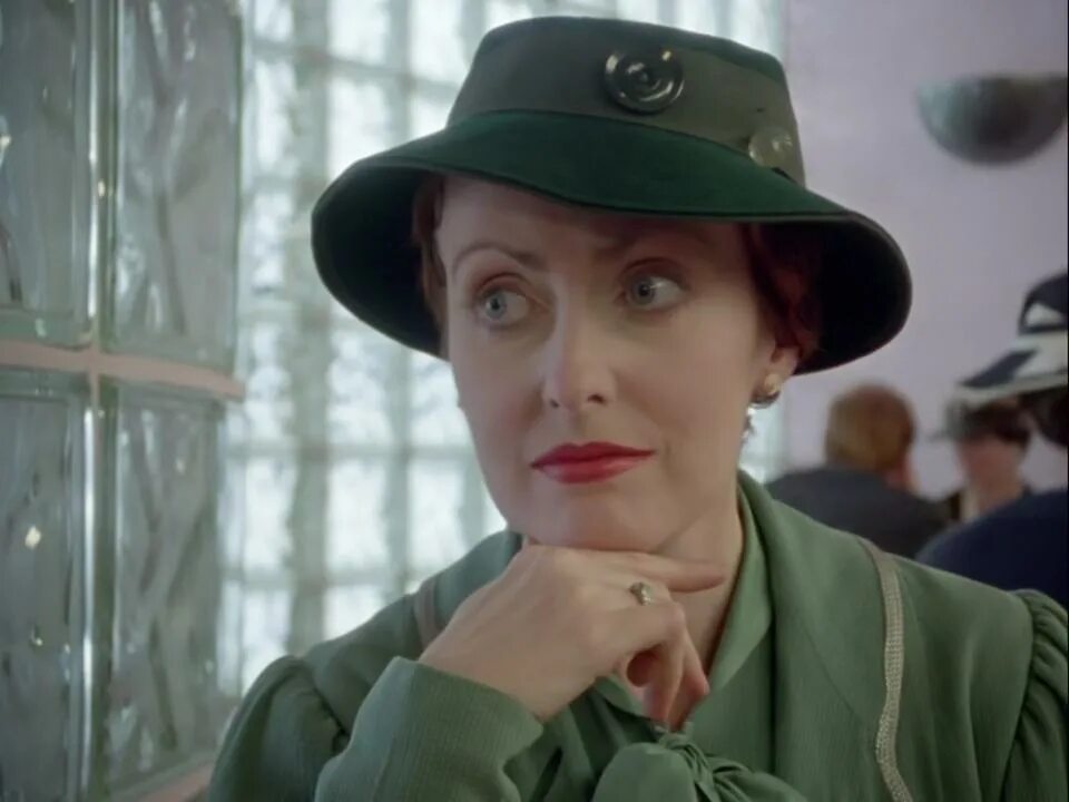 Полин моран пуаро. Эрин моран. Полин моран пуаро. Мисс лемон секретарь пуаро актриса. Полин моран.