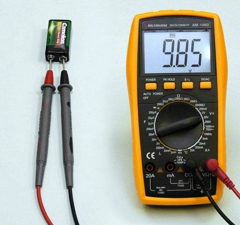 Измерение напряжения тест. Мультиметр Актаком ам 1083. Мультиметр Актаком ам-1051. Измерение тока и напряжения мультиметром 220 вольт. Мультиметр цифровой dt850l.