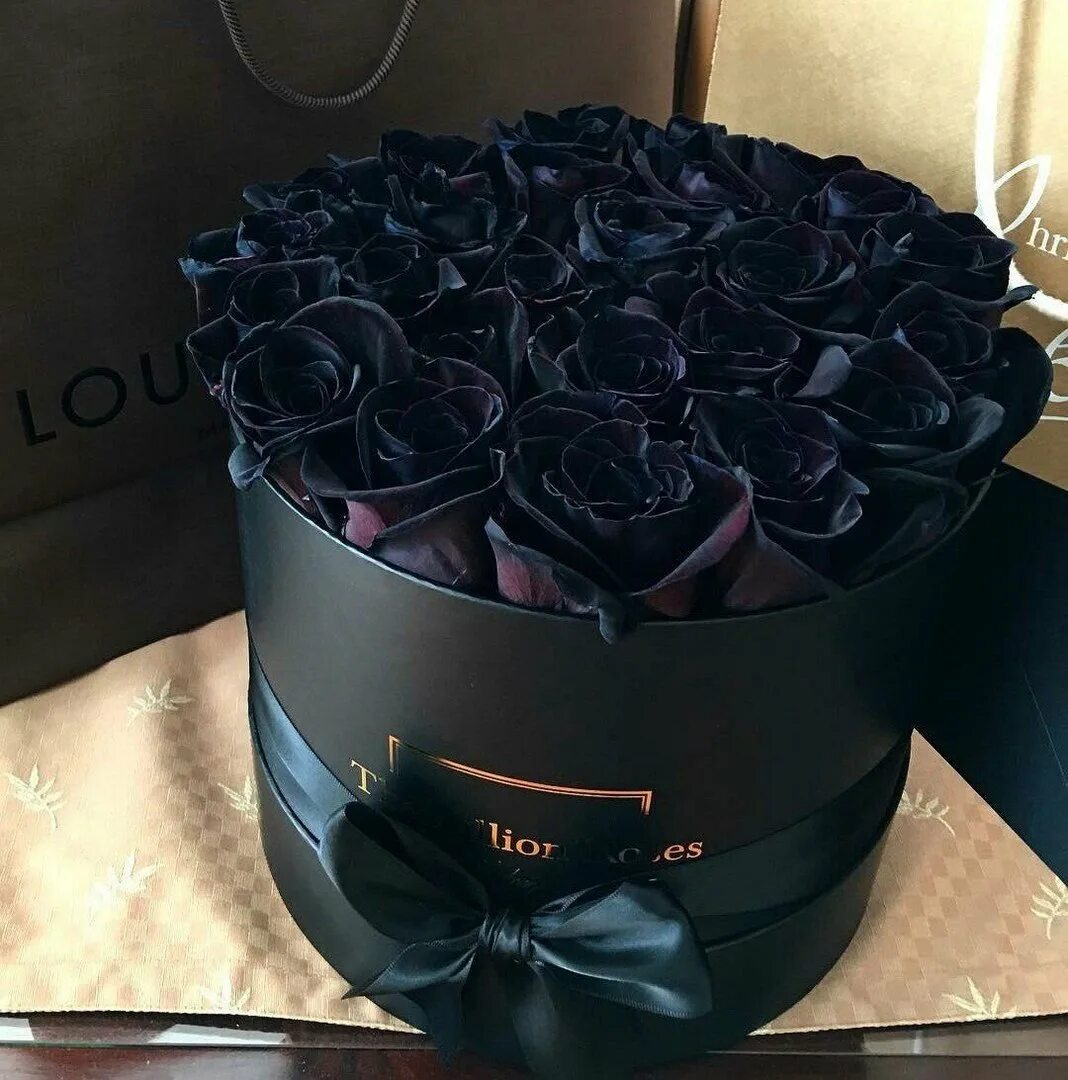 Черные розы в коробке. Цветы в черной коробке. Букет чёрных роз. Коробка для цветов. Подарок черного цвета