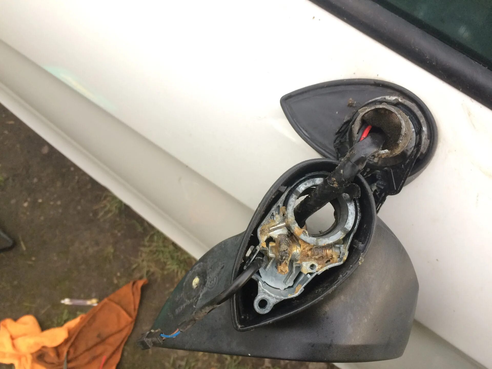 Устранение люфта и скрипа бокового зеркала - Nissan Qashqai+2, 2 л, 2013 года св