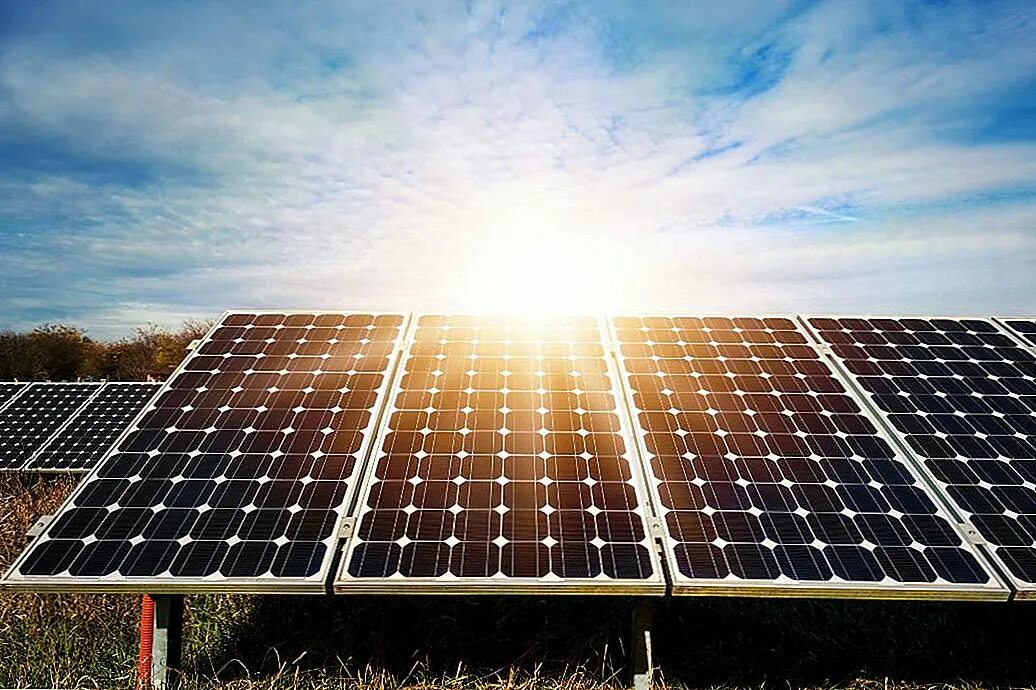 Монокристаллические солнечные панели. Энергия солнечных батарей. Солнечная панель 3,3 КВТ. Солнечные панели на природе. Прототип солнца