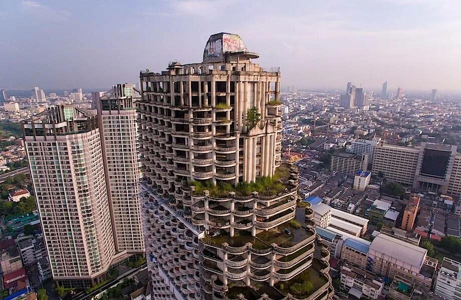 Над бангкоком. Небоскреб Sathorn unique Tower. Башня Саторн Бангкок. Бангкок небоскреб-призрак Sathorn unique. Башня-призрак — Бангкок, Таиланд.