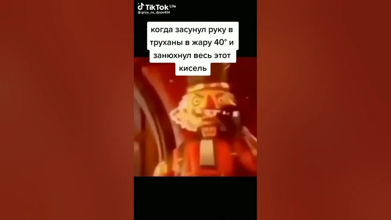 Нюхает палочку мем. Щелкунчик мем. щелкунчик нюхает леденец. щелкунчик занюхнул. мем щелкунчик нюхает леденец.