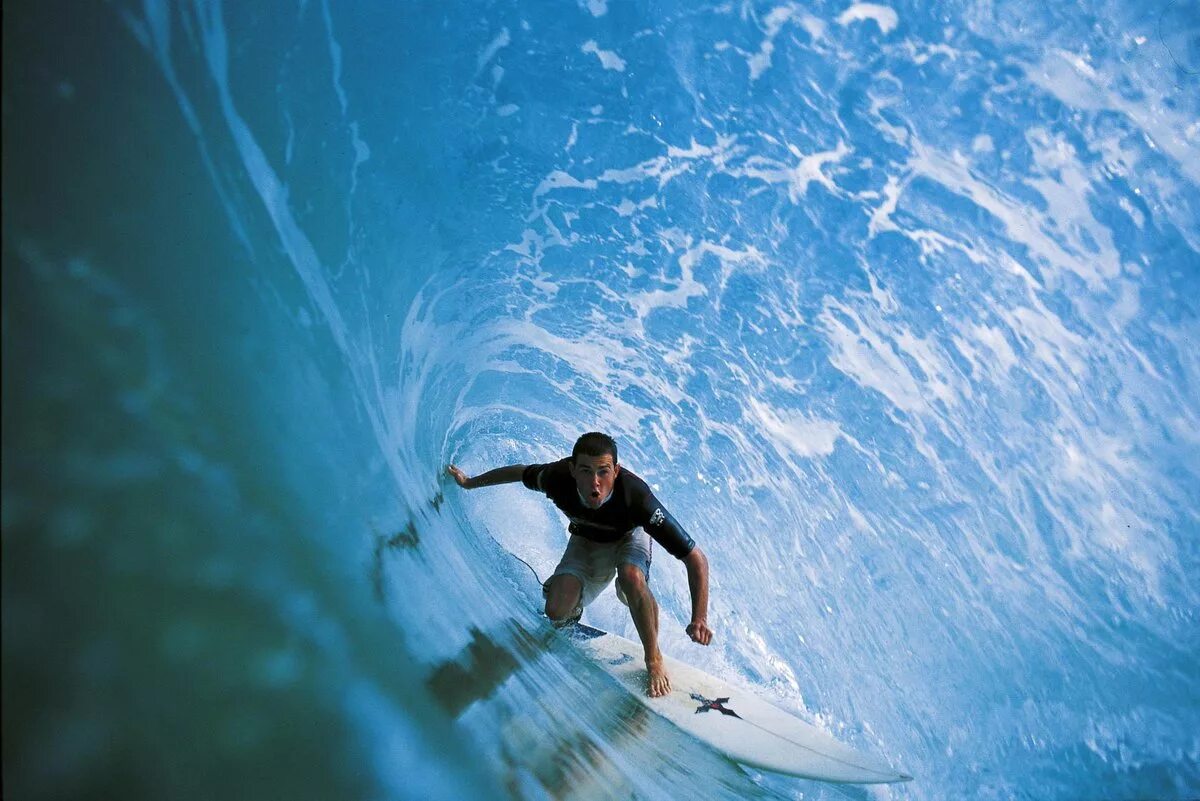 Люди на разных волнах. На гребне волны серфборд. Тим Блейк серфер. Человек на серфинге. Серфер на гребне волны.