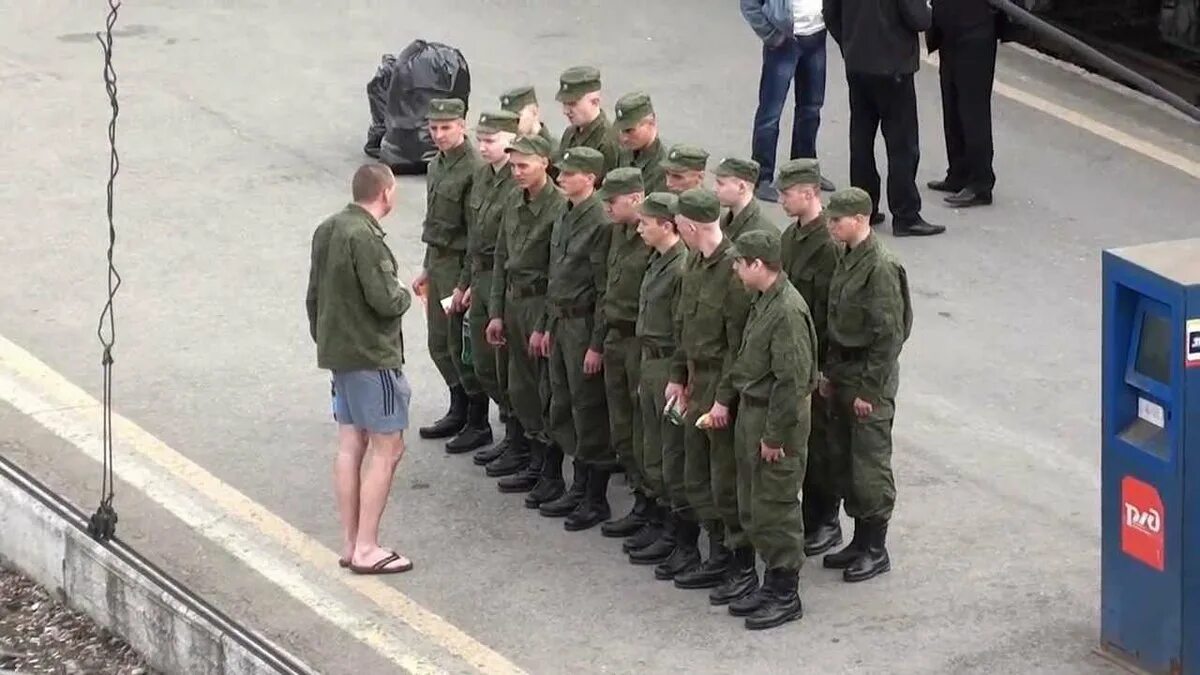 Солдаты на плацу. Пьянство в Российской армии. Командир в армии.