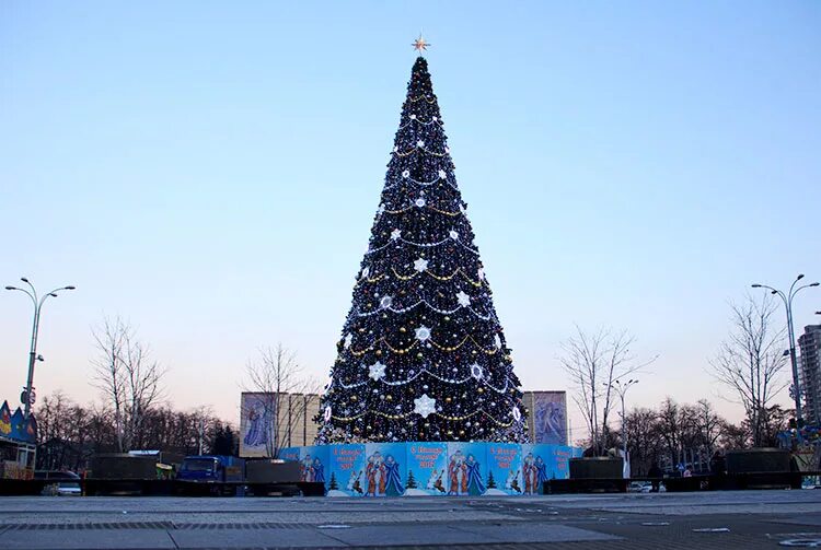 Встреча нового года краснодар. Елка в Краснодаре на театральной площади. Театральная площадь Краснодар зимой. Театральная площадь Краснодар новый год. Городская елка Краснодар.