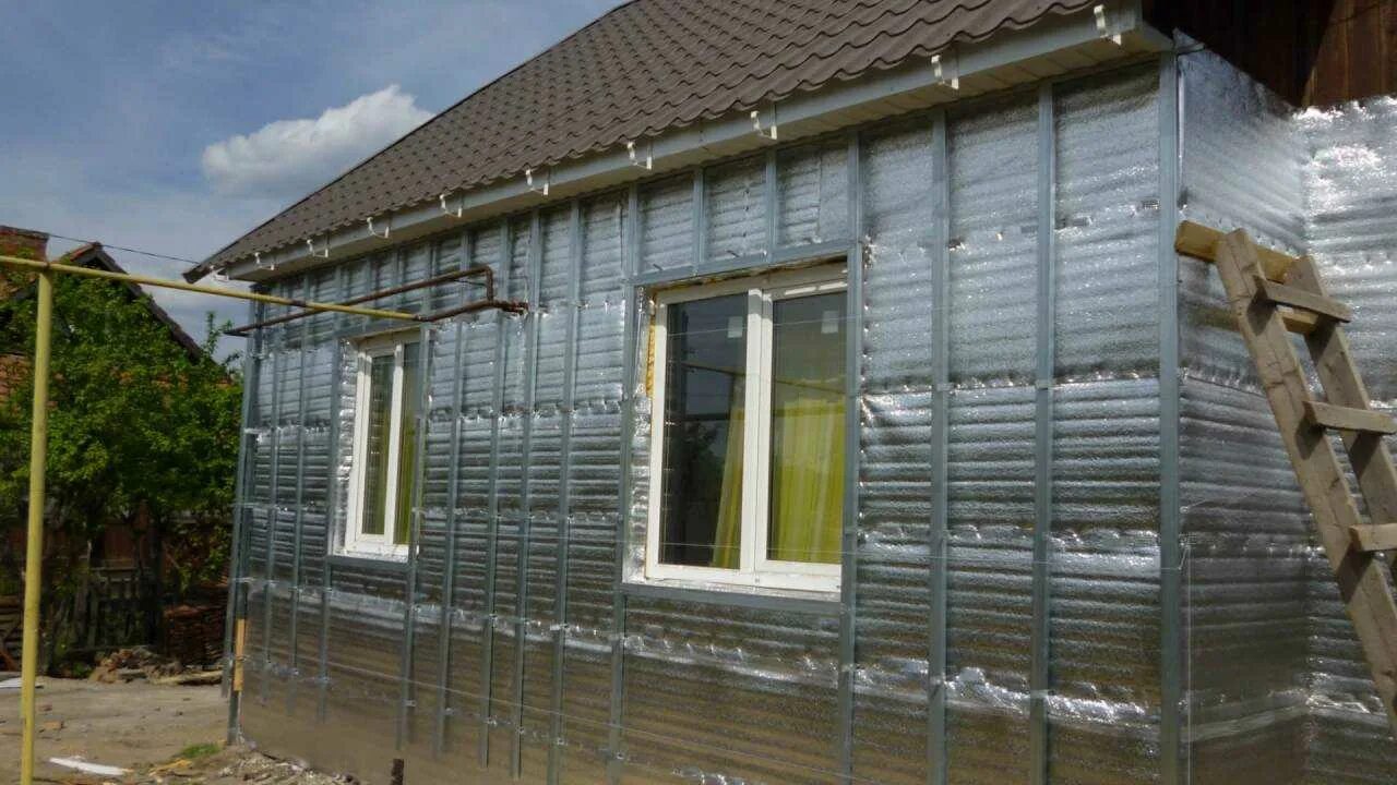 Обрешетка под сайдинг из металлопрофиля своими руками. Металлический каркас под сайдинг. деревянный каркас под сайдинг. металлический профиль для сайдинга. обшивка стен профлистом.