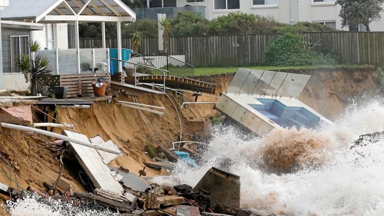 Natural disasters tsunami. Стихийные бедствия наводнение. Тихийны ебедствия. Наводнения. Стихийные бедствия ЦУНАМИ. Водные стихийные бедствия.