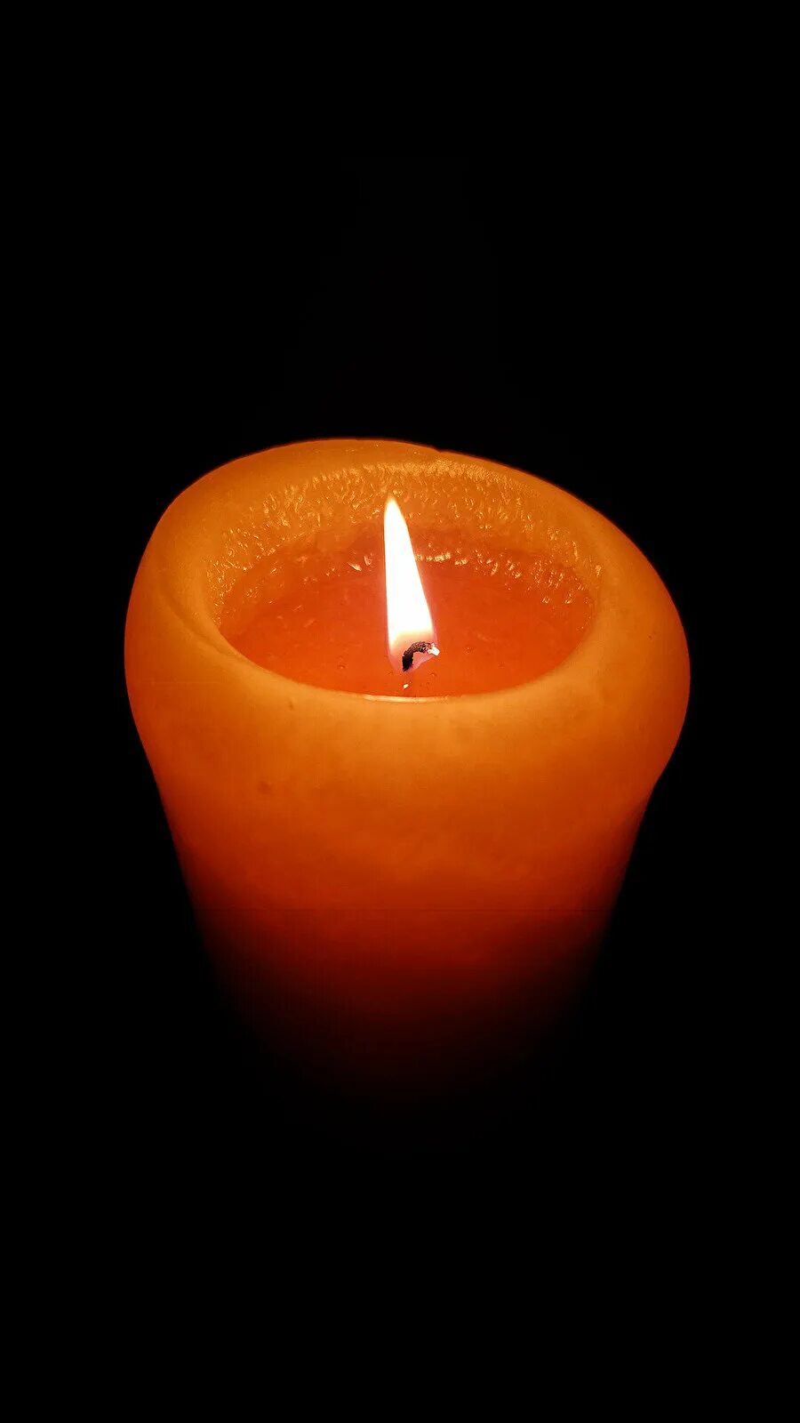 Оранжевая свеча из икеи. Цветы оранжевая свеча. Светящиеся свечи. Люминесцентные свечи. Свеча 4205496 цилиндр 4*10см олива.