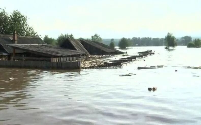 Три дождя иркутск. Наводнение в Иркутской области 2001. Затопление населенных пунктов. Половодье в деревне. Затопленный поселок.