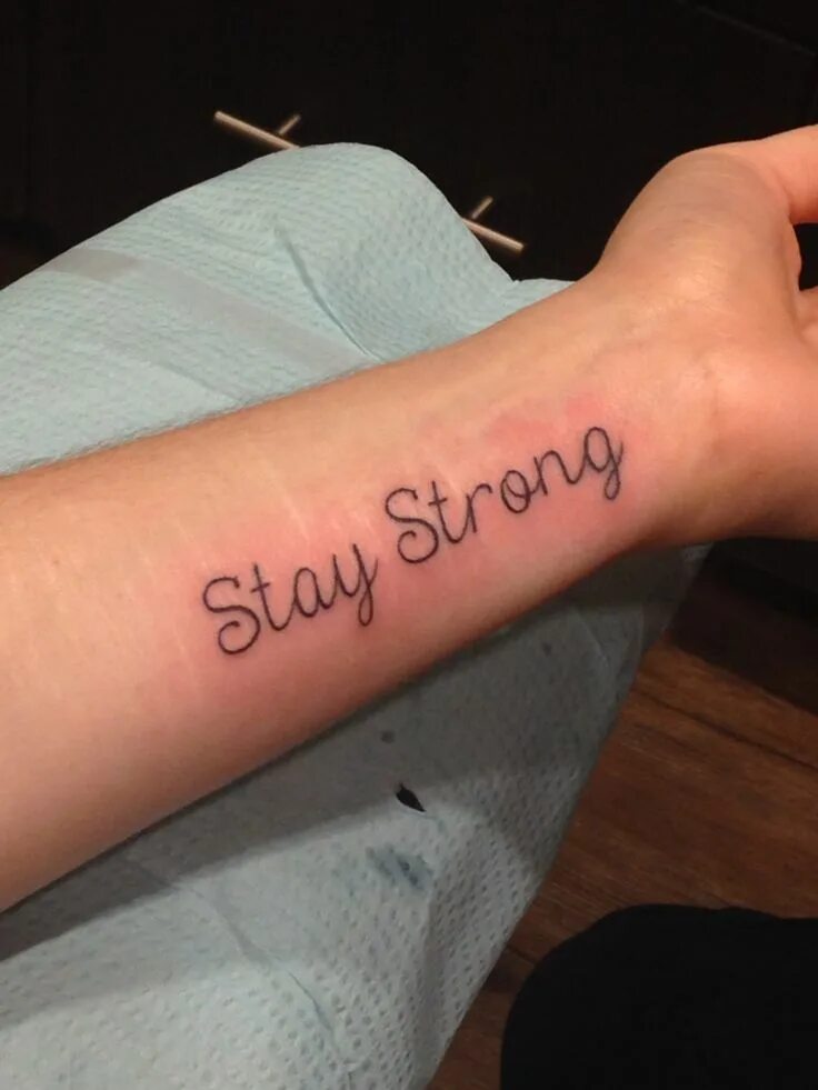 Татуировка будь сильной. Stay strong тату. Тату надпись будь сильной. Тату оставайся сильной. Тату эскизы надписи.