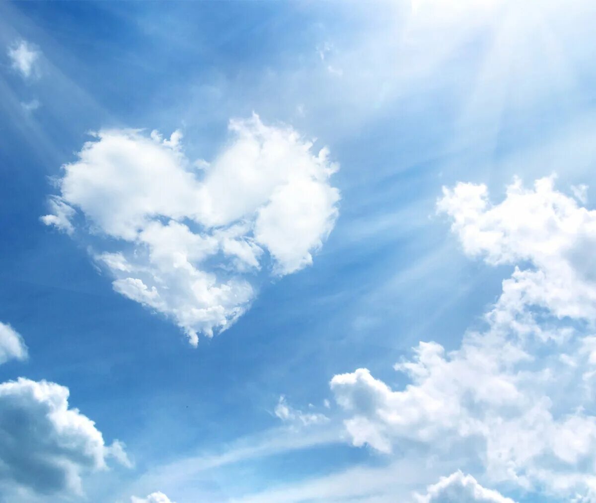 Люблю небо дай бывших. Небо. Облако сердце. Небо любви. Небо с облаками.