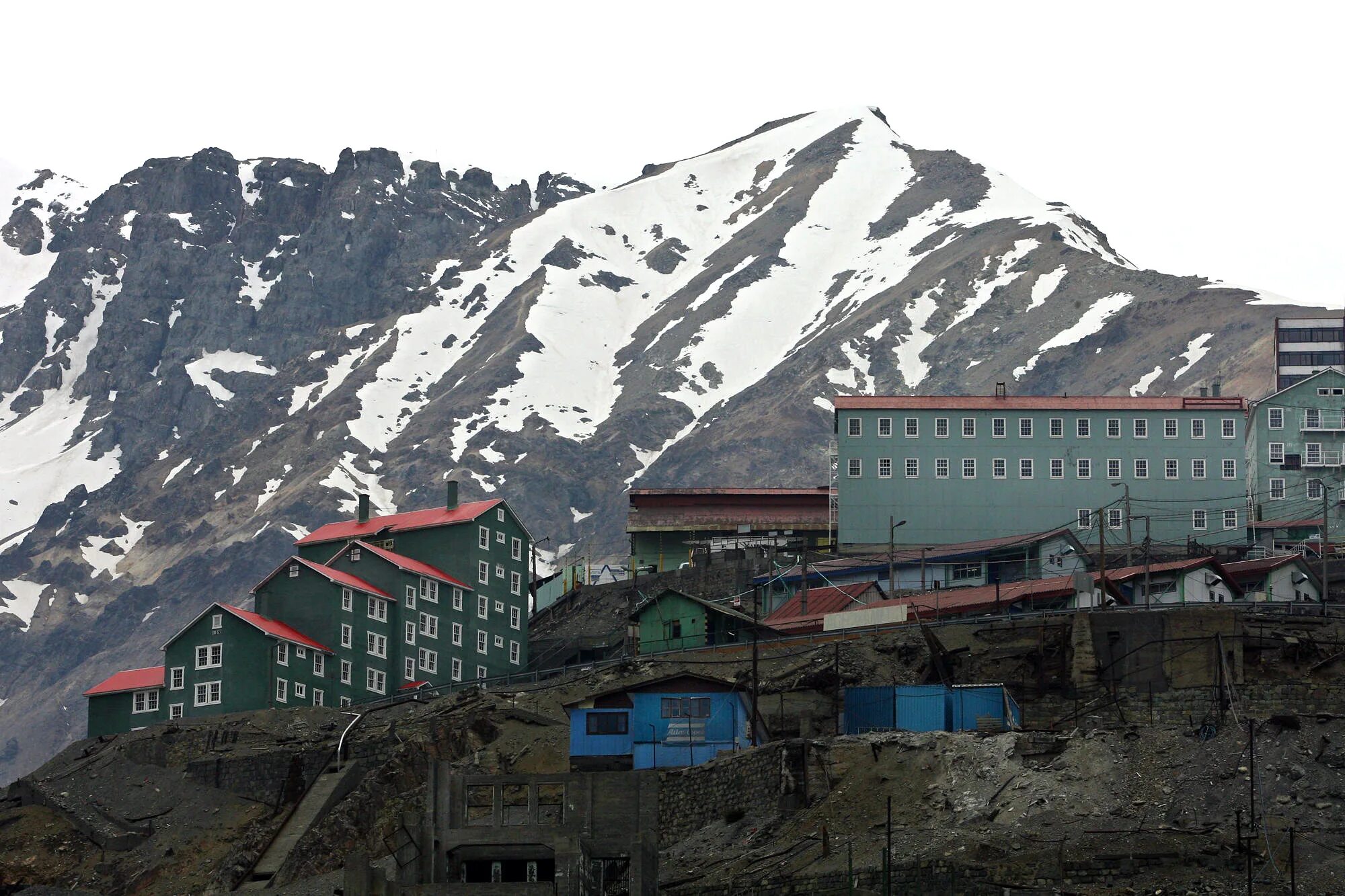 Mining town. Шахтерский город Сьюэлл. Шахтерский город Сьюэлл (2006). Город Сьюэлл Чили. Сьюэлл майнинг Таун.