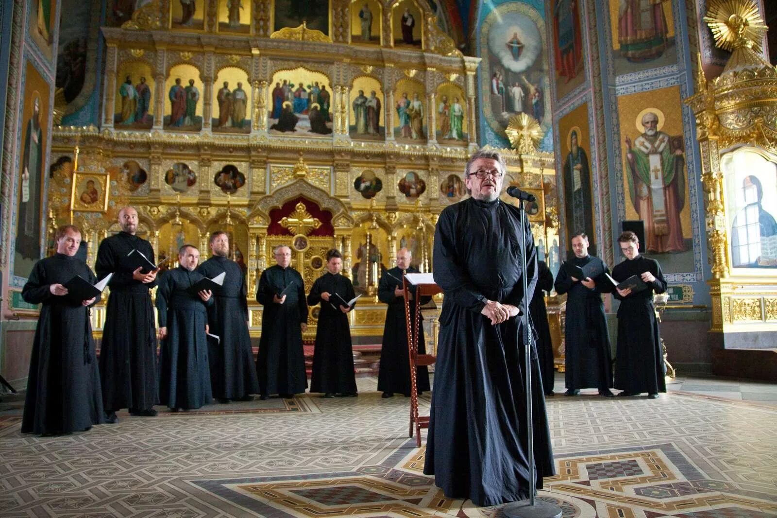 Духовные песнопения. Мужчина в храме. Мужское пение в церкви. Церковное пение на Руси.