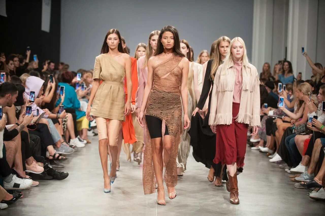 Показ мод. Долина на подиуме. Фэшн показ. Долина на подиуме. Модели на показе.