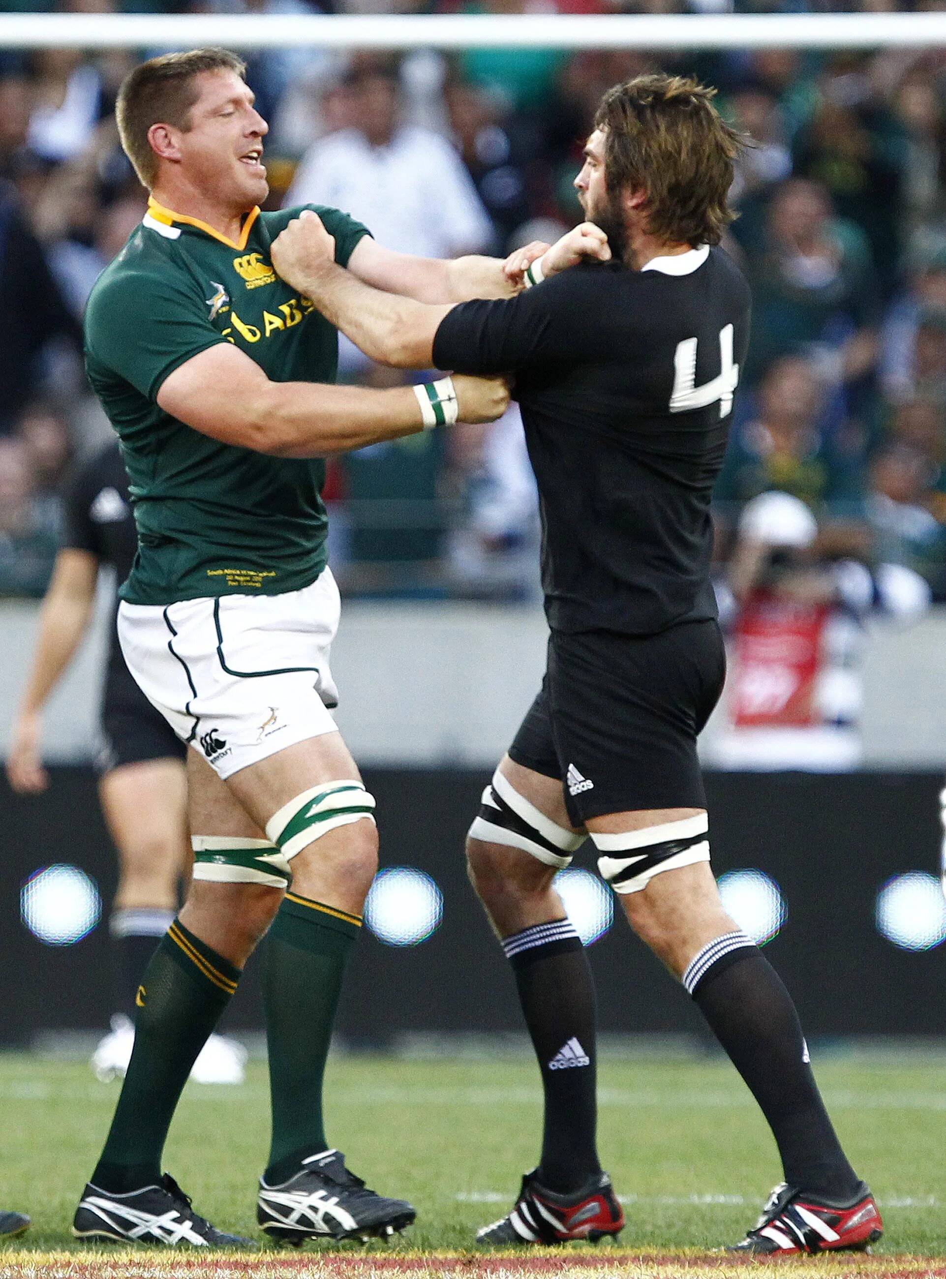 На футбольном стадионе. Регби в англии. S rugby. Женская сборная англии по регби. Агрессивный зеленый регбист.