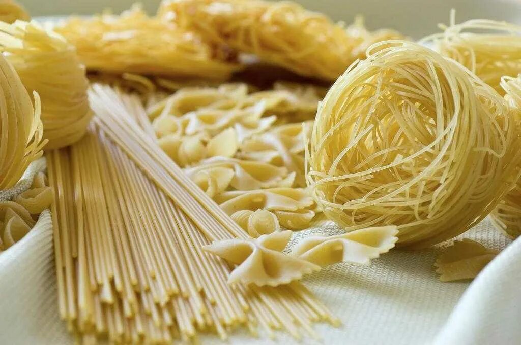 Шебекинские спагетти 002. Шебекинские макароны спагеттини. Макароны сухие. Спагетти сухие. Крупная лапша