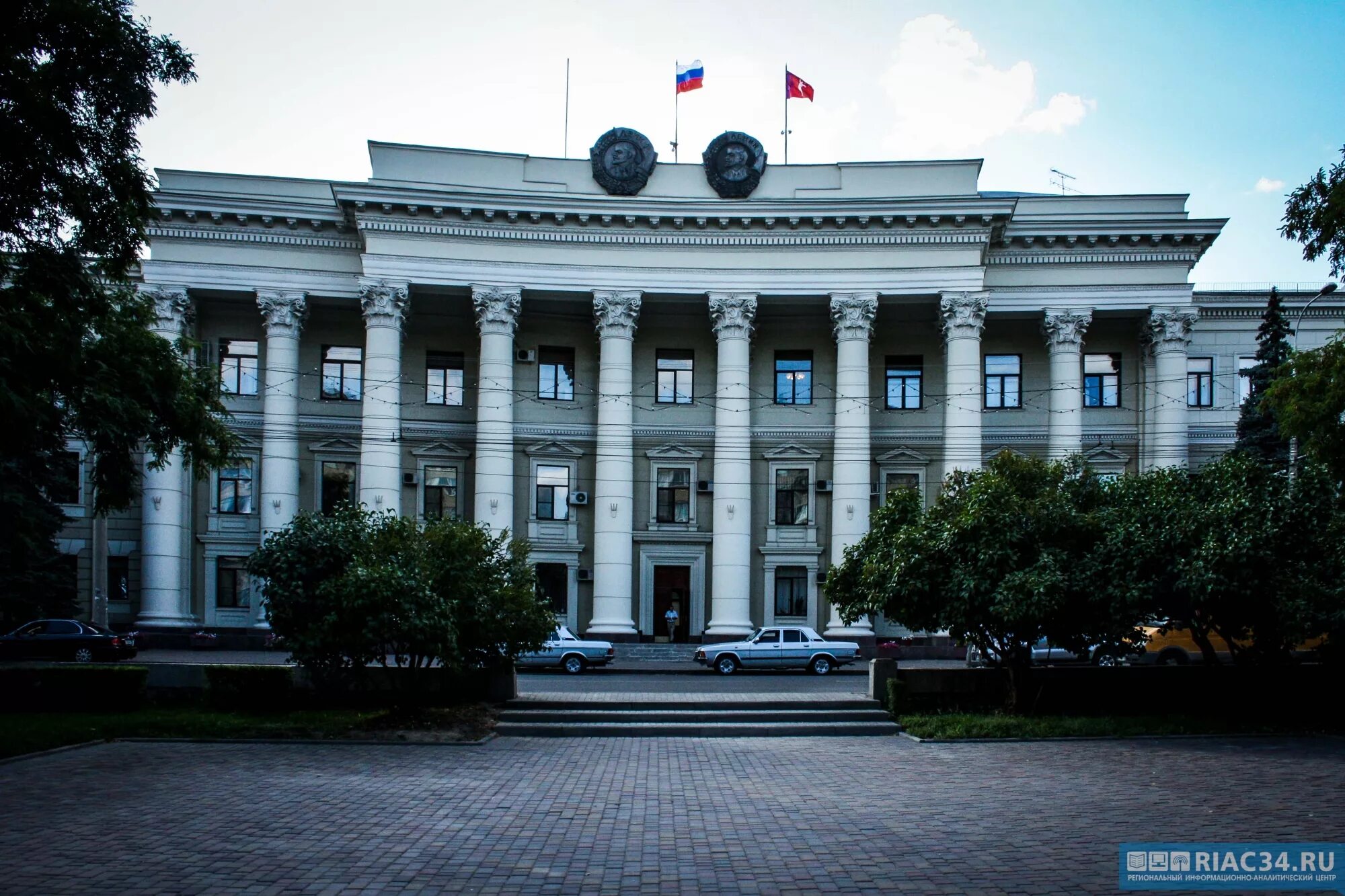 Администрация волгоградской области телефон. Волгоградская областная Дума здание. Областная администрация Волгоградской области. Мэрия Волгоградской области. Волгоградская городская Дума здание.