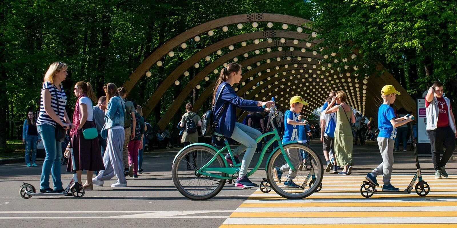 Парк Горького Москва вело. Велопрокат Сокольники. Велосипед в сквере. ВЕЛОБАЙК В парках Москвы. Парки прокат велосипедов