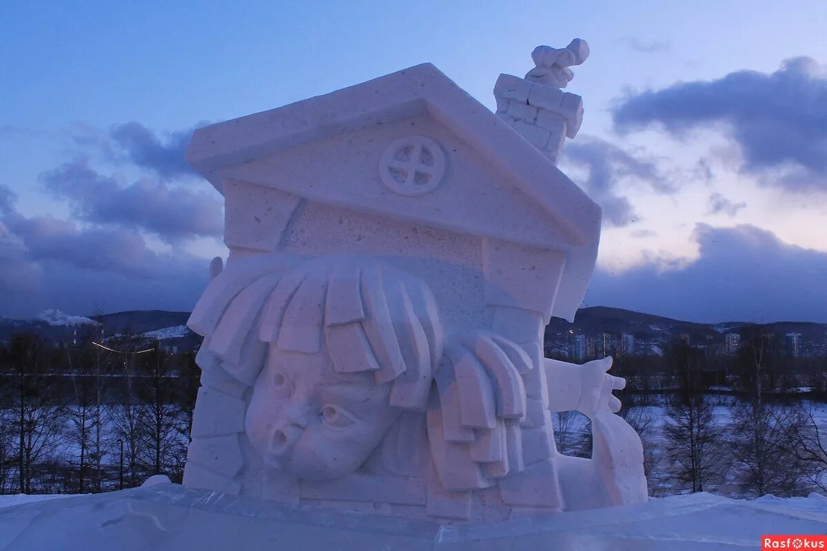 волшебный лед сибири. волшебный лед сибири. международный фестиваль снежной и ледяной скульптуры, красноярск. волшебный лед сибири. ледяная статуя человека.