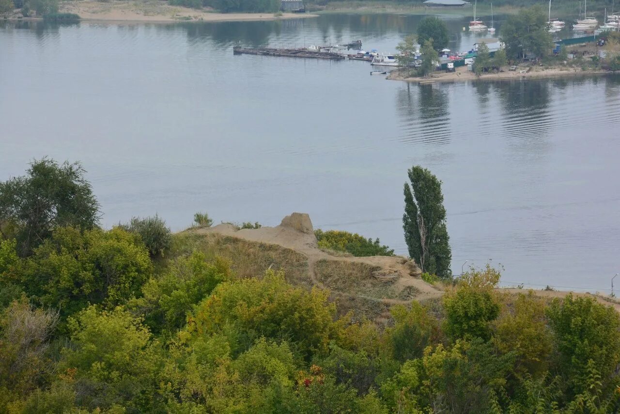 Природные достопримечательности саратовской области. Гора три монаха Саратов. Останец 3 монаха Саратов. Желтая гора Саратов. Золотая гора Саратовская область.