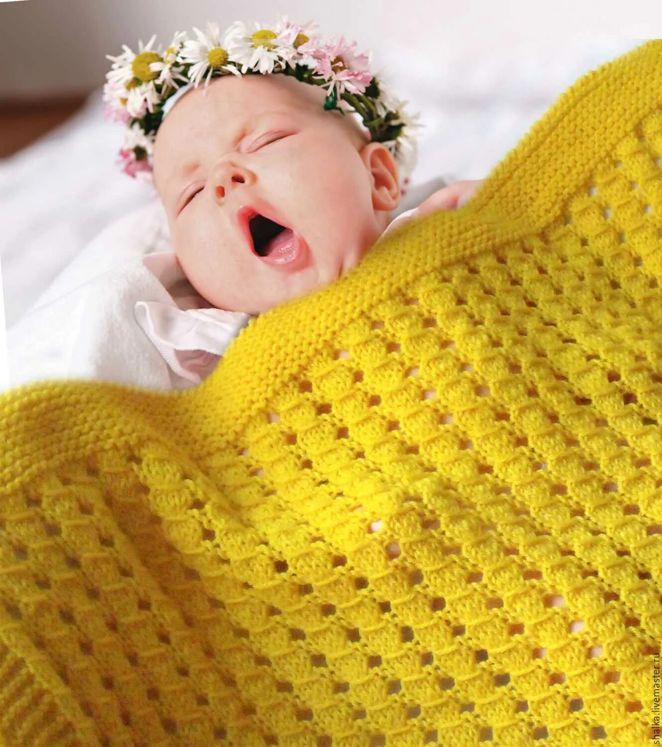 Baby and yellow. Вязаное одеяло для малыша. Вязаные одеяла для новорожденных. Плед детский вязаный. Вязаные пледы для младенцев.