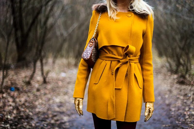 Охра одежда. Горчичный цвет в одежде. Желто горчичный цвет в одежде. Горчичное пальто женское. Пальто горчичного цвета.