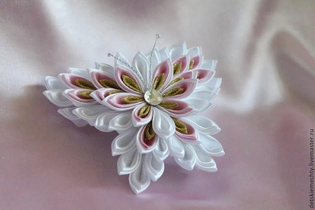 Цветок в технике канзаши. Мацуба канзаши. Сидаре канзаши. Цветы канзаши. Заколки канзаши.