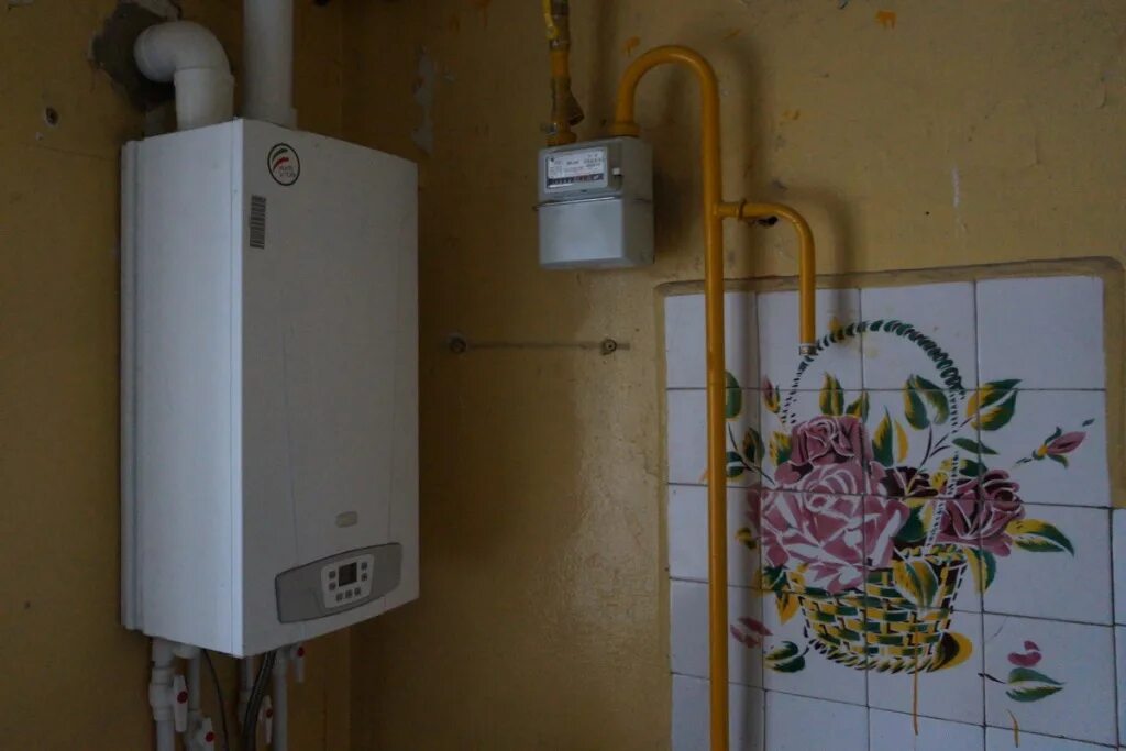 плюсы и минусы индивидуального отопления. автономное отопление в квартире. газовые котлы для автономного отопления. газовый котел в квартире. индивидуальное отопление.