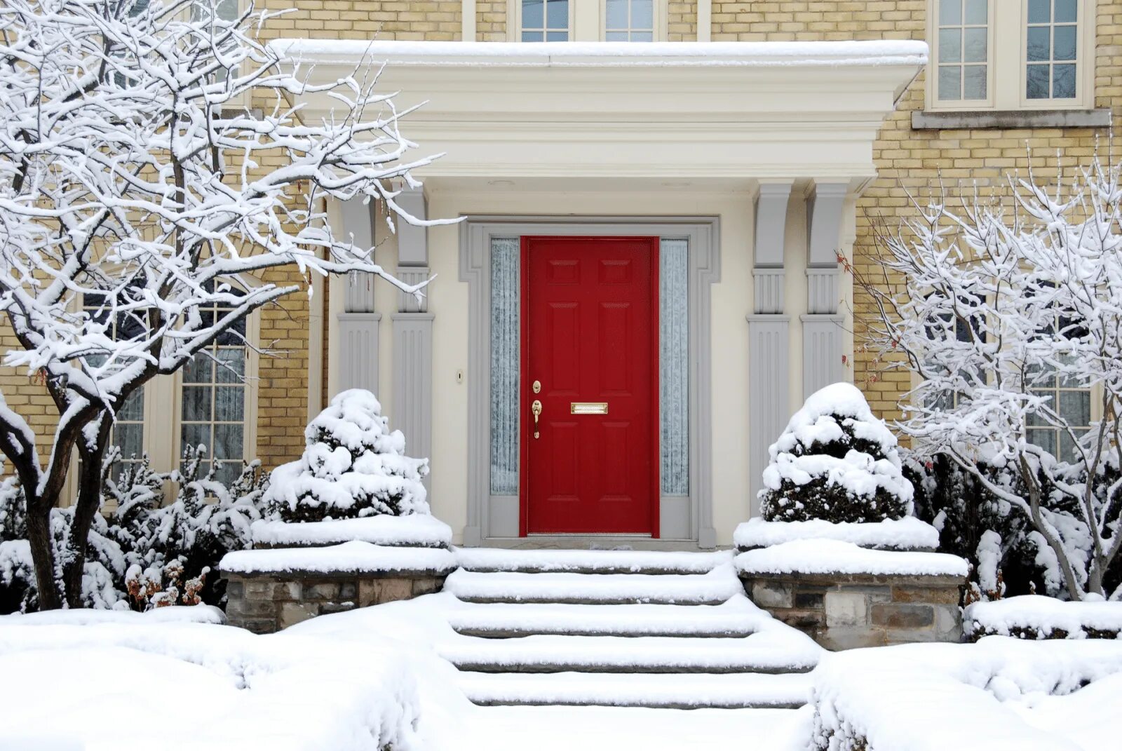 Крыльцо зимой. Снег на крыльце. Заснеженное крыльцо. Крыльцо с дверью зимой. Зимняя дверь в дом