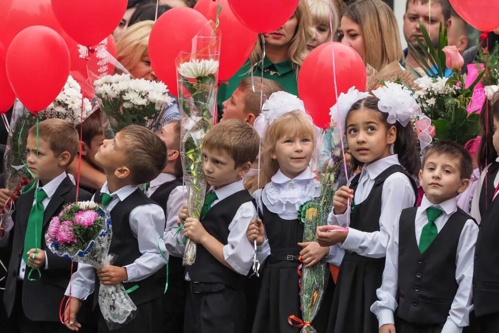 Линейка 1 апреля в школе. Линейка на 1 сентября в школе 1 класс. Первоклашки на линейке. Первоклассница на линейке. 1 Сентября линейка в школе.