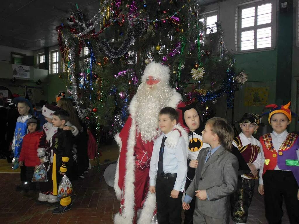 Новый год в школе фото. Новый год в школе. Новогодний утренник в школе. Утренник в школе новый год. Новый год в школе начальные классы.