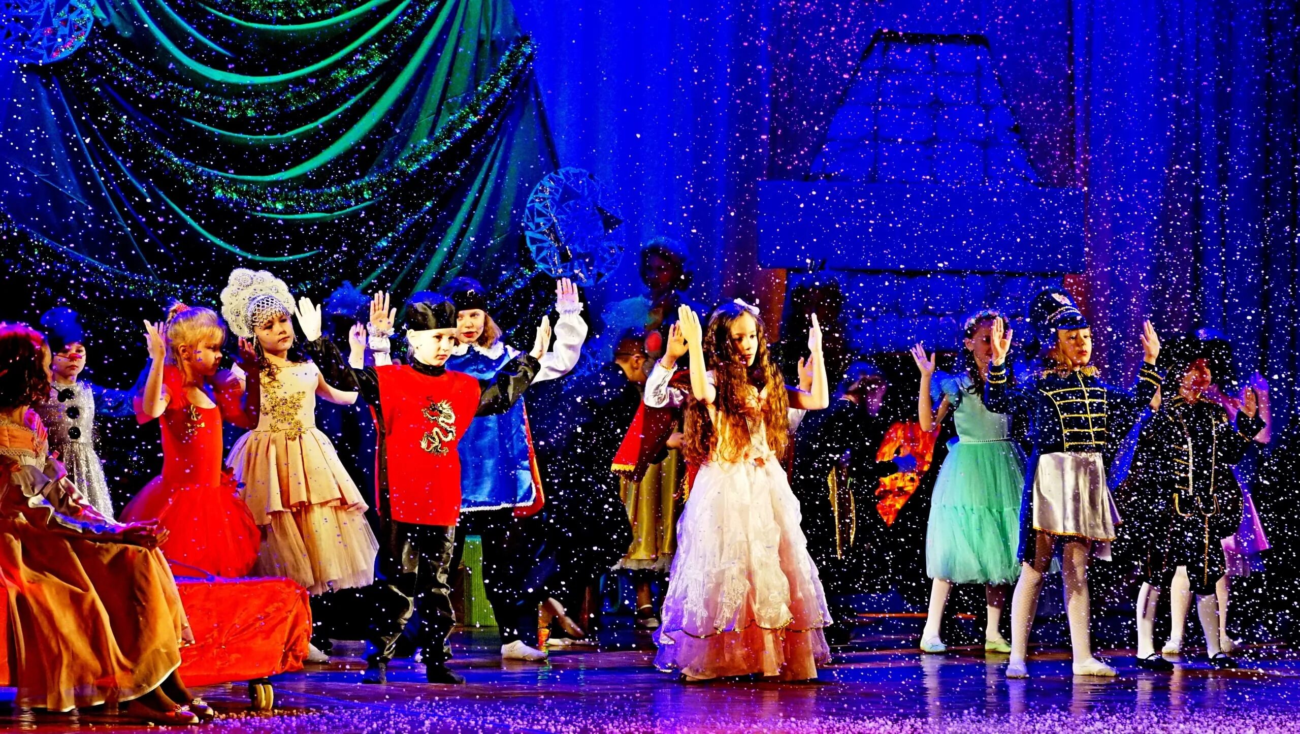 балет щелкунчик кемерово 2022. сцена рамт щелкунчик. новогодний спектакль в заводоуковске в дворце культуры 2022. дк мир щелкунчик. балет щелкунчик.