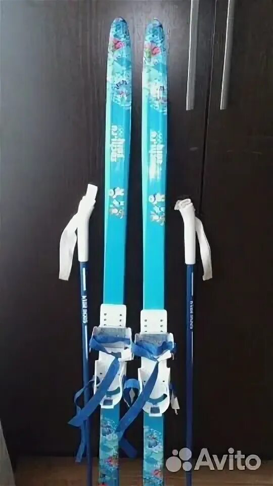 Лыжи деревянные детские. Как подписать лыжи ребенку. Как подписать лыжи в школу. Пришивная бирка из фоамирана. Дети на лыжах.