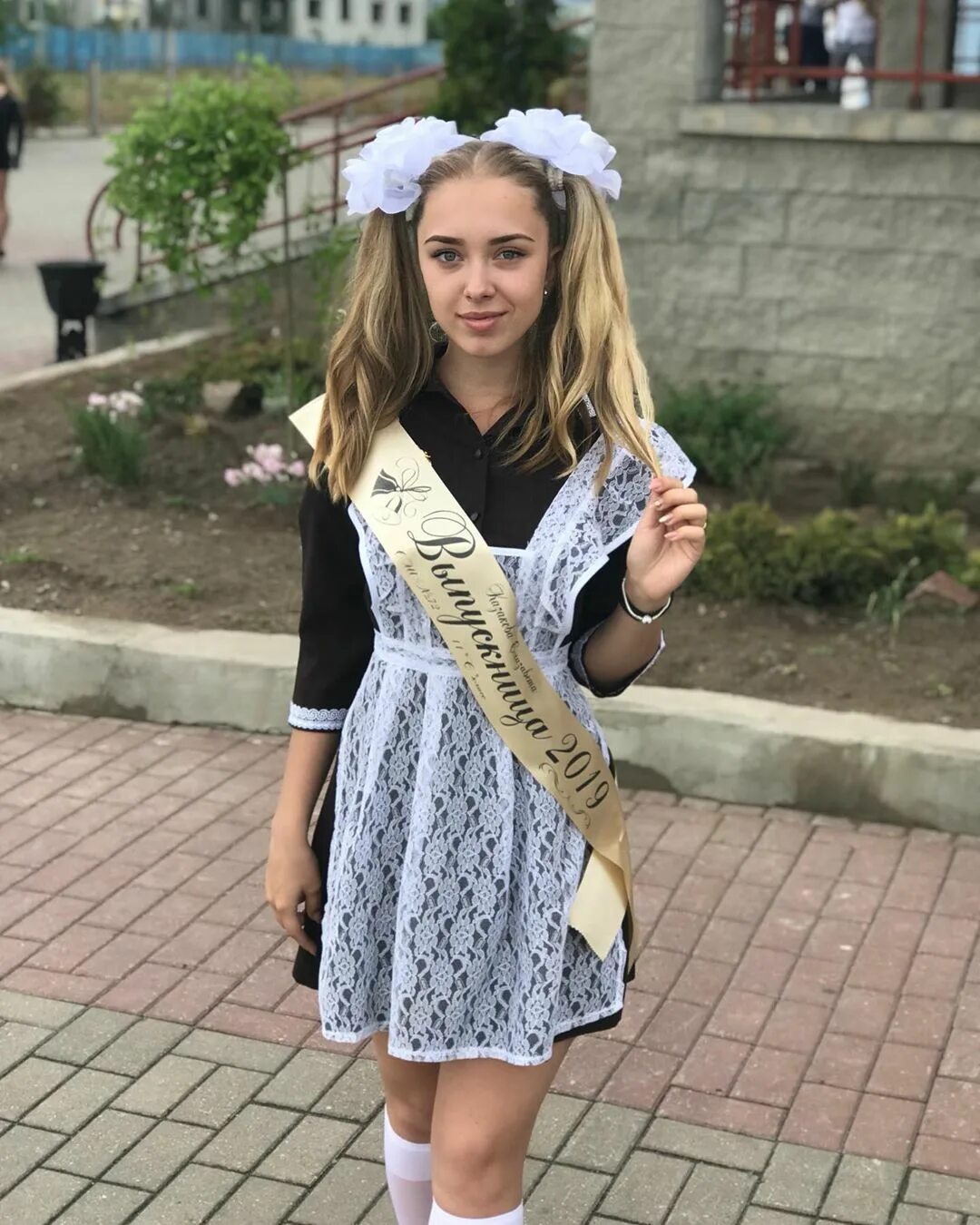 девчонки в школе. девочки на выпускном. школа девочки 16. красивые выпускницы. девушка учитель.