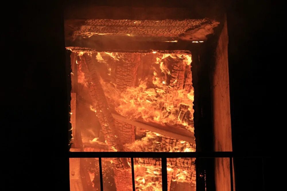 Огонь в окне. Горящее окно. Пожар в окне. Огни на окнах дома. Сгоревшее окно