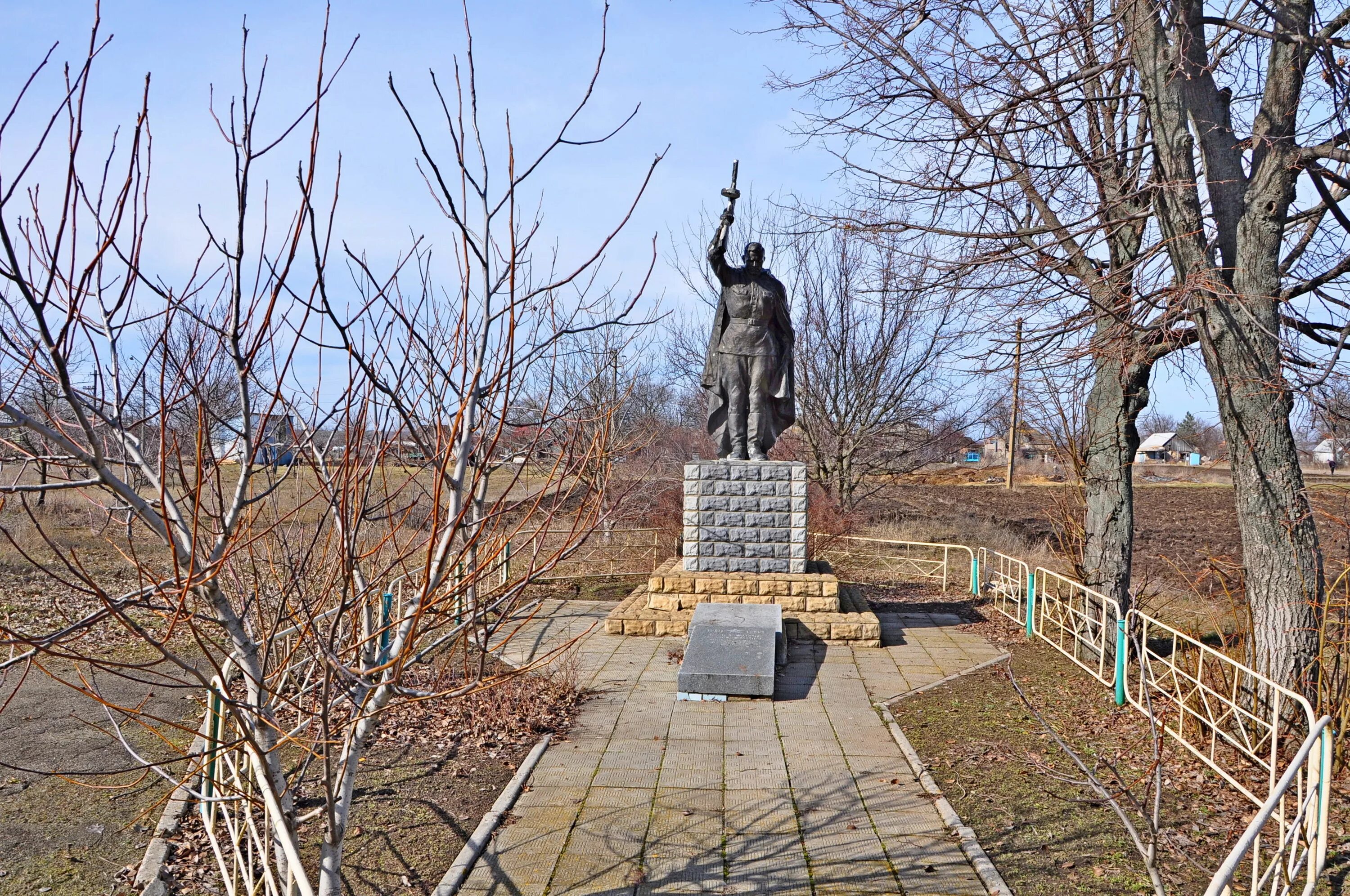 Токмак запорожская область. Токмак Братская могила. Село Токмак Запорожская область. Токмак достопримечательности. Токмак Украина парк.