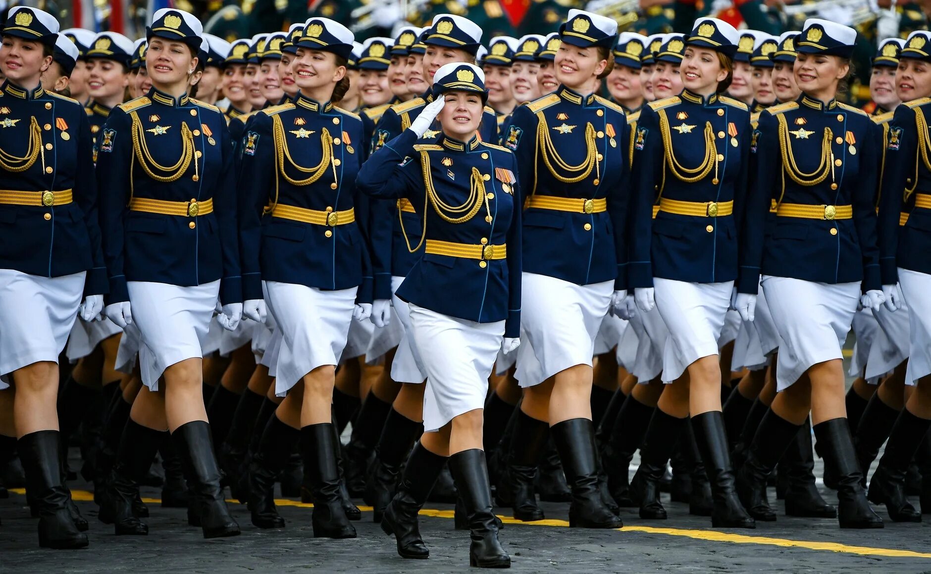 Военный парад. Женщины военные на параде 9 мая. Женский полк на параде. Женщины на параде Победы в Москве. Парад девушек видео