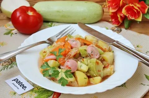Тушеные овощи с сосисками