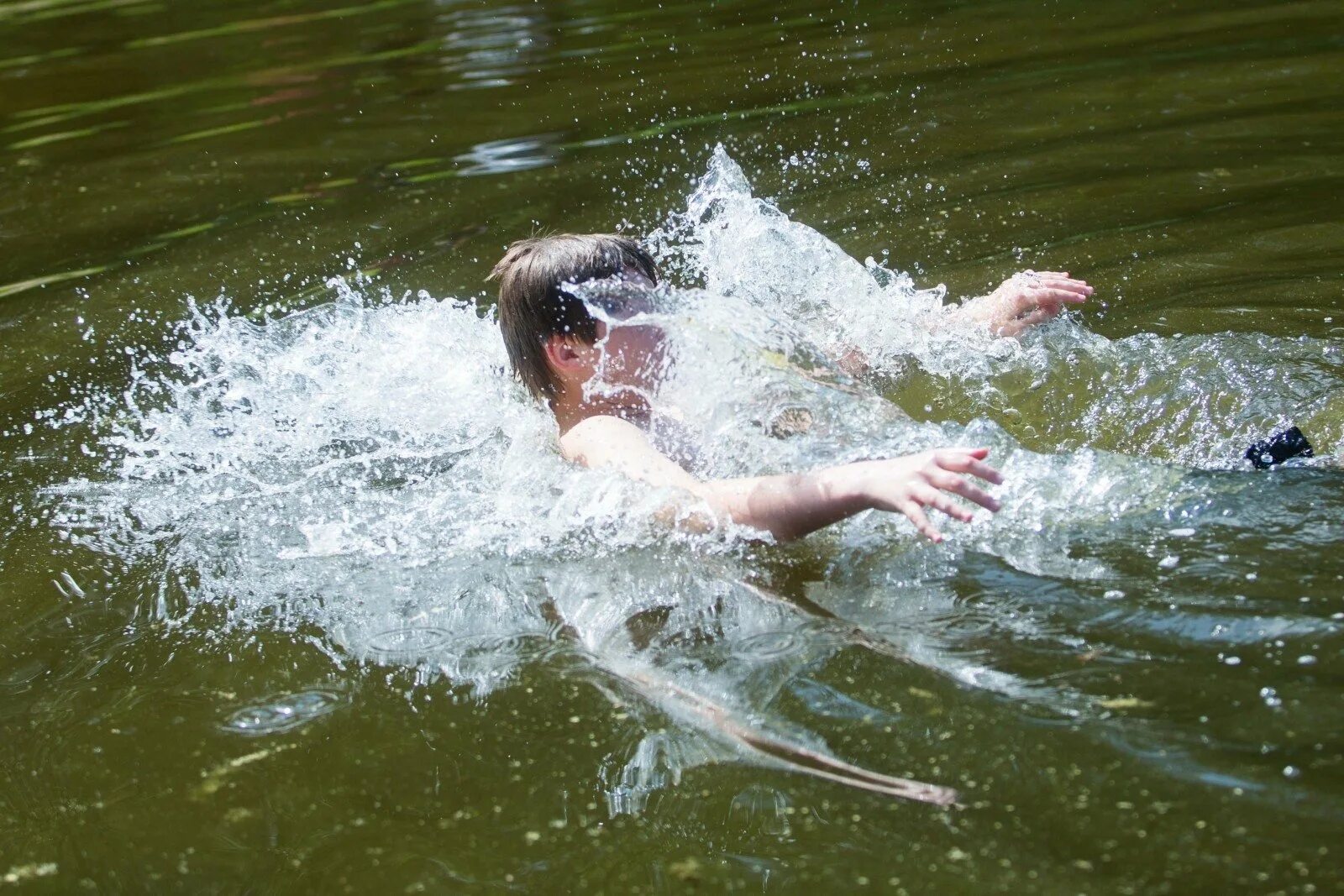 Течение уносит человека. Течение уносит человека. Купание в волнах. Отбойное течение моря. Тягун рип.
