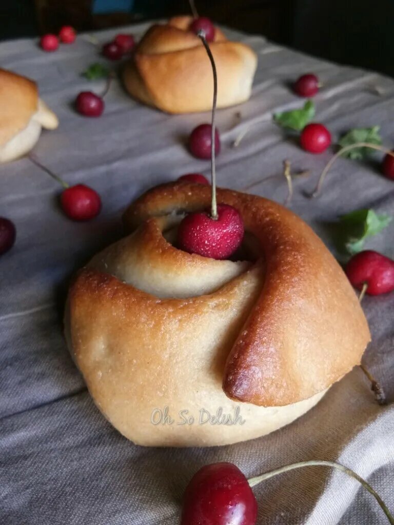 Булочка Вишенка. Сдоба с вишней. Плюшки с вишней. Вишневая булочка