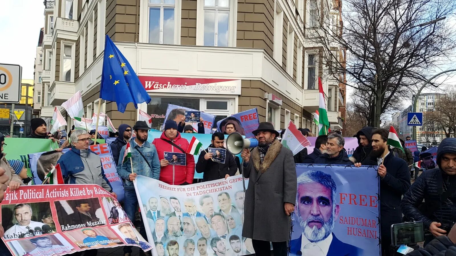 Таджики в германии. Оппозиция Таджикистана. Митинг в Душанбе. Протесты в Таджикистане. Посольство Германии в Душанбе.